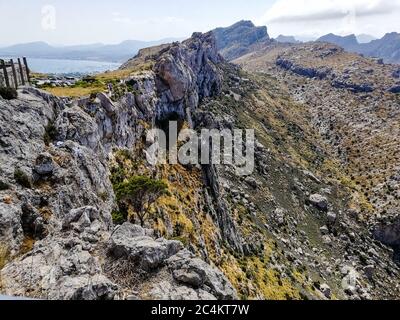 Schöne Landschaft von Cape Formentor auf Mallorca, Balearen, Spanien. Tiefblaues Meer und hohe Klippen. Stockfoto