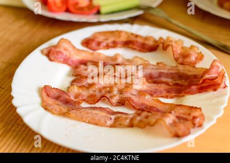 Frisch gebackener Speck auf unscharfem Hintergrund Stockfoto