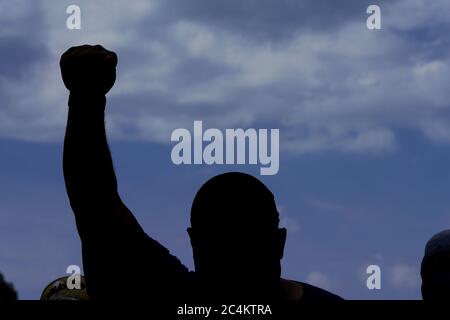 Washington, Usa. Juni 2020. Ein Mitglied der Omega PSI Phi Fraternity nimmt am Samstag, 27. Juni 2020, in Washington, DC, an einer Black Lives Matter Dämonstartion Teil. Proteste, Demonstrationen und Versammlungen haben täglich seit dem Tod von George Floyd in Minneapolis, MN, stattgefunden. Foto von Leigh Vogel/UPI Kredit: UPI/Alamy Live News Stockfoto