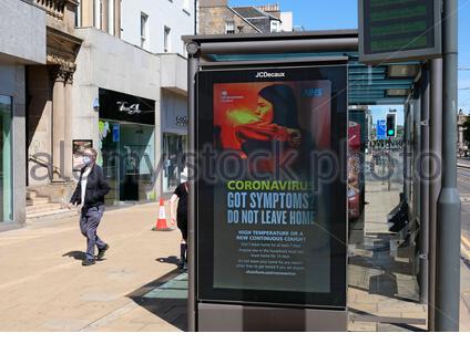 Regierungsplakat über Coronavirus Covid-19 auf einem Bushäuschen in der Princes Street Edinburgh Stockfoto