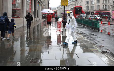 London, Großbritannien. Juni 2020. Ein Mann in einem PSA-Anzug in der Oxford Street in London. Kredit: Paul Marriott/Alamy Live Nachrichten Stockfoto
