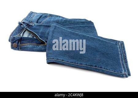 Eine locker gefaltete Jeans in Denim-Blau, isoliert auf Weiß Stockfoto