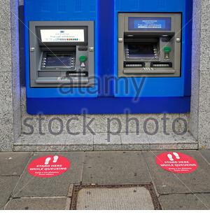 Bank of Scotland Cashpoint mit sozialen Distanzierungsrichtlinien auf dem Bürgersteig aufgrund der Coronavirus Covid-19 Pandemie Stockfoto