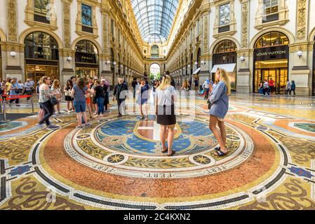 Mailand, Italien - 16. Mai 2017: Menschen in der Galleria Vittorio Emanuele II in Mailand. Diese Galerie ist das berühmte alte Einkaufszentrum und Mailänder Wahrzeichen. Einkaufen und Stockfoto