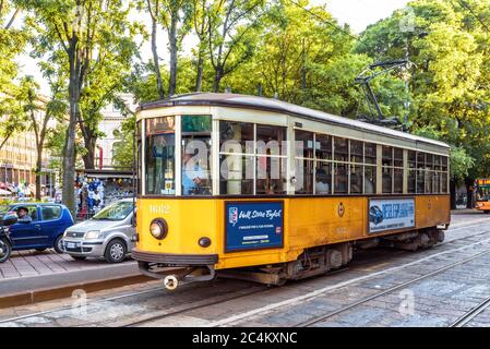 Mailand, Italien - 22. Mai 2017: Gelbe Vintage-Straßenbahn in Mailand. Die Straßenbahn ist ein beliebtes Verkehrsmittel in der Stadt. Retro-Fahrzeug auf der Mailänder Straße. Stockfoto