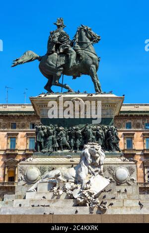 Denkmal für Vittorio Emanuele II im Sommer, Mailand, Italien. Reiterstatue auf der Piazza del Duomo oder dem Domplatz im Stadtzentrum von Mailand. Dieses pla Stockfoto