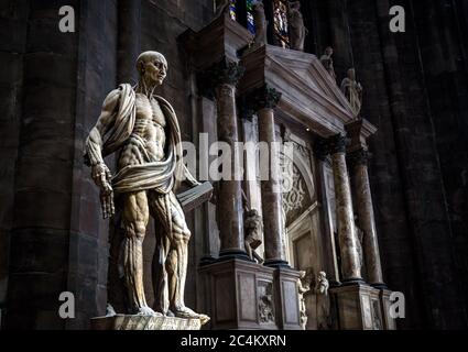 Mailand, Italien - 16. Mai 2017: Statue des Hl. Bartholomäus im Mailänder Dom (Duomo di Milano). Unheimliche Statue im düsteren Innenraum. Berühmte Got Stockfoto