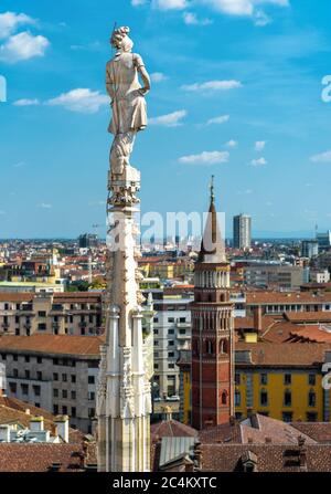 Statue auf dem Turm der Mailänder Kathedrale auf blauem Himmel Hintergrund, Mailand, Italien. Detail der gotischen Dach mit Blick auf Milano Stadt im Sommer. Schöne Aussicht auf Mailand f Stockfoto