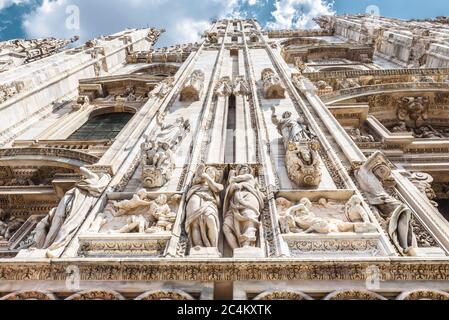Mailänder Dom (Duomo di Milano), Italien. Untere Ansicht. Es ist das wichtigste Wahrzeichen Mailands. Luxuriöse Dekoration der Mailänder Domfassade in der Nähe. Sein Stockfoto