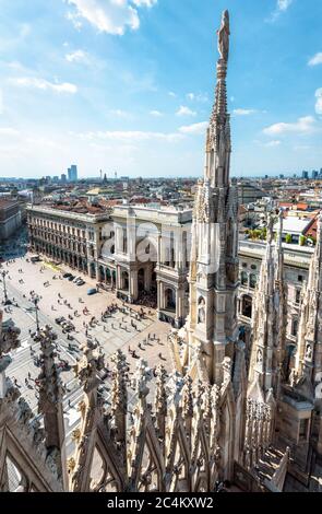 Mailand, Italien - 16. Mai 2017: Marmorstatue auf dem Turm des Mailänder Doms Dach mit Blick auf die Stadt im Sommer. Gotische Mailänder Kathedrale oder Duomo di Milano ist l Stockfoto