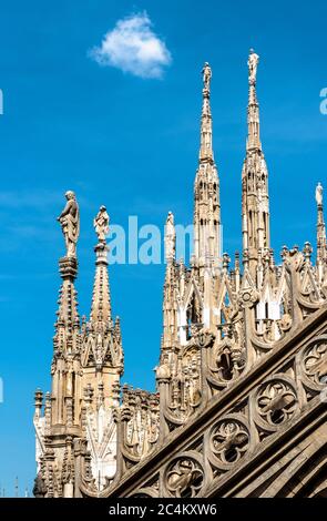 Mailänder Dom Dach, Italien. Der berühmte Mailänder Dom oder der Mailänder Dom ist ein Wahrzeichen Mailands. Luxuriöse gotische Türme mit Statuen auf blauem Himmel Rücken Stockfoto