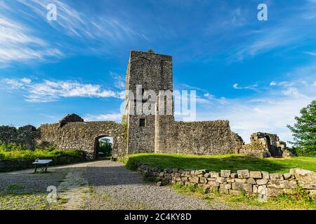 Ruinen des Mugdock Castle aus dem 13. Jahrhundert, die Festung des Clan Graham im Mugdock Country Park, Schottland. Stockfoto