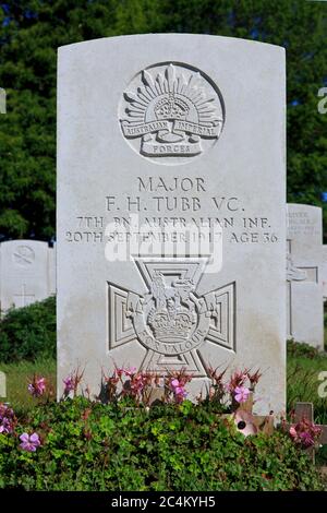 Grab des australischen Victoria-Kreuz-Empfängers Major Frederick Harold Tubb (1881-1917) auf dem Lijssenthoek Military Cemetery in Poperinge, Belgien Stockfoto