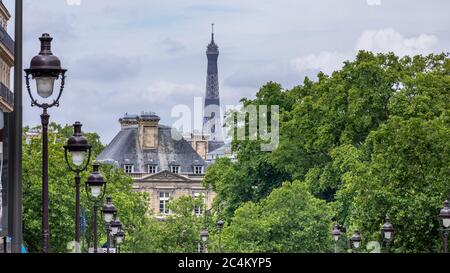 Paris, Frankreich - 8. Juni 2020: Eiffelturm und Haussmann-Gebäude vom Pantheon-Denkmal in Paris aus gesehen Stockfoto