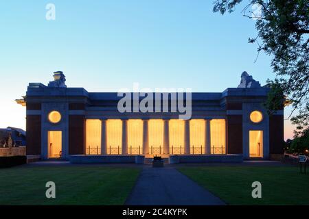 Seiteneingang zum Menin Gate Memorial für die vermissten britischen und Commonwealth Soldaten, die im Ypern-Vorraum des Ersten Weltkriegs in Ypern, Belgien, getötet wurden Stockfoto