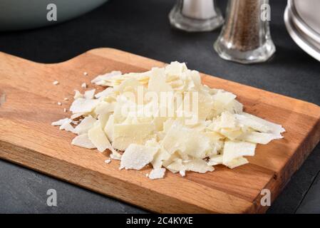 Rasierte Gourmet Parmesan Käse auf einem Schneidebrett Stockfoto