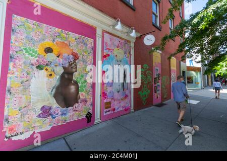 Viele Künstler schaffen Wandgemälde auf der Barrikade Bord der Geschäfte Fenster in SOHO Stockfoto