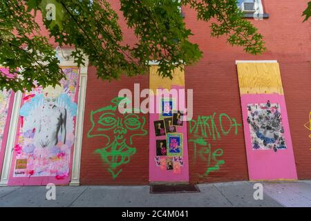 Viele Künstler schaffen Wandgemälde auf der Barrikade Bord der Geschäfte Fenster in SOHO Stockfoto