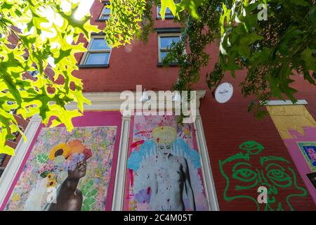 Viele Künstler schaffen Wandgemälde auf der Barrikade Bord der Geschäfte Fenster in SOHO Stockfoto