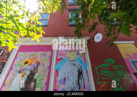 Viele Künstler schaffen Wandgemälde auf der Barrikade Bord der Geschäfte Fenster in SOHO Stockfoto