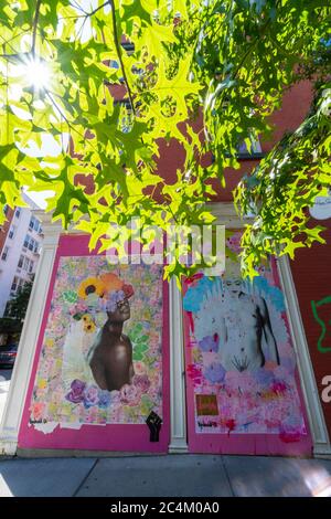 Viele Künstler schaffen Wandgemälde auf der Barrikade Bord der Geschäfte Fenster in SOHO Stockfoto