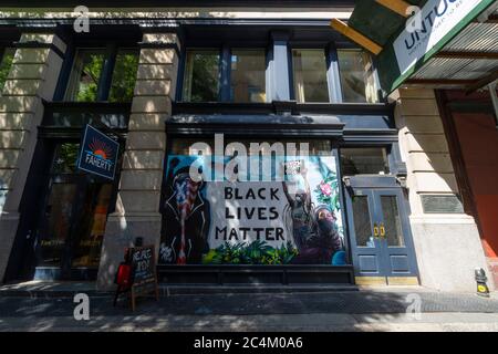 Viele Künstler schaffen Wandgemälde auf der Barrikade Bord der Geschäfte Fenster in SOHO Stockfoto
