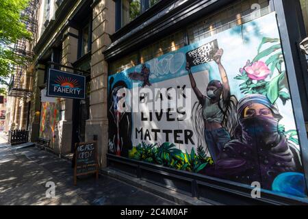 Viele Künstler schaffen Wandgemälde auf der Barrikade Bord der Geschäfte Fenster in SOHO Stockfoto