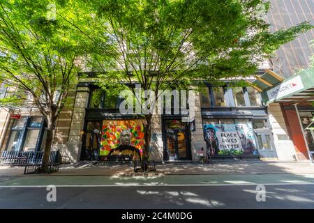 Viele Künstler schaffen Wandgemälde auf der Barrikade Bord der Geschäfte Fenster in SOHO Stockfoto
