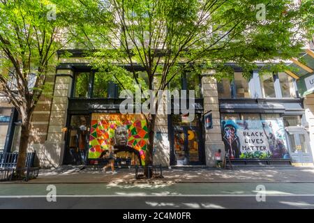 Viele Künstler schaffen Wandgemälde auf der Barrikade Bord der Geschäfte Fenster in SOHO Stockfoto