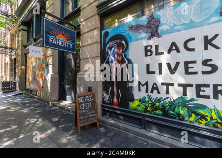 Viele Künstler schaffen Wandgemälde auf der Barrikade Bord der Geschäfte Fenster in SOHO Stockfoto