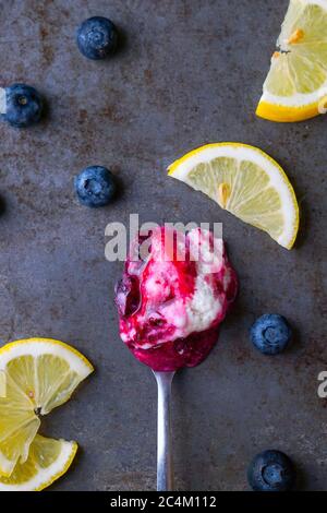 Zitrone gefrorener Joghurt mit Heidelbeersauce Stockfoto