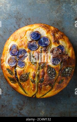 Focaccia Brot mit Blumen Design Stockfoto