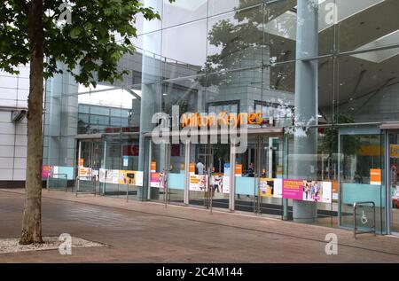 Milton Keynes, Großbritannien. Juni 2020. Hintereingang des Intu Einkaufszentrums in Milton Keynes, Großbritannien.Intu, Großbritanniens größter Eigentümer von Einkaufszentren mit 17 Standorten in Großbritannien, hat Verwaltungsbeamte einberufen.das schuldenbeladene Unternehmen, zu dessen riesigen Einkaufszentren MetroCenter und Trafford Center in Nordengland und Lakeside im Südosten gehören, Beschäftigt rund 2,500 Mitarbeiter direkt und weitere 100,000 Mitarbeiter arbeiten in Geschäften und Restaurants in den Zentren. Kredit: Keith Mayhew/SOPA Images/ZUMA Wire/Alamy Live Nachrichten Stockfoto