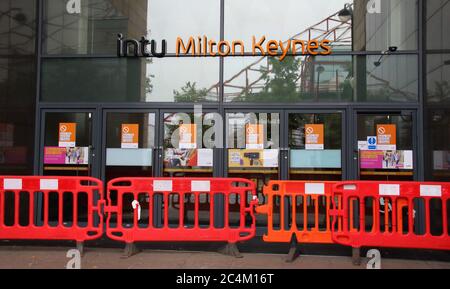 Milton Keynes, Großbritannien. Juni 2020. Barrikaden und geschlossener Eingang im Intu Einkaufszentrum in Milton Keynes, Großbritannien.Intu, Großbritanniens größter Shopping Center-Besitzer mit 17 Standorten in Großbritannien, hat Administratoren angerufen.das schuldenbeladene Unternehmen, zu dessen riesigen Einkaufszentren MetroCenter und Trafford Center in Nordengland und Lakeside im Südosten gehören, Beschäftigt rund 2,500 Mitarbeiter direkt und weitere 100,000 Mitarbeiter arbeiten in Geschäften und Restaurants in den Zentren. Kredit: Keith Mayhew/SOPA Images/ZUMA Wire/Alamy Live Nachrichten Stockfoto