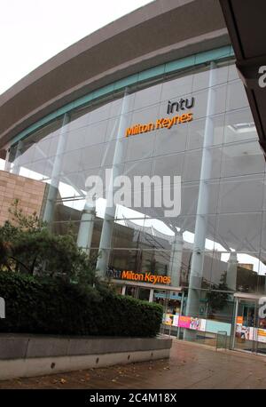 Milton Keynes, Großbritannien. Juni 2020. Haupteingang zum Intu Einkaufszentrum in Milton Keynes.Intu, Großbritanniens größter Shopping Center-Besitzer mit 17 Standorten in Großbritannien, hat Administratoren angerufen.die schuldenbeladene Firma, zu deren riesigen Einkaufszentren MetroCenter und Trafford Center in Nordengland und Lakeside im Südosten gehören, Beschäftigt rund 2,500 Mitarbeiter direkt und weitere 100,000 Mitarbeiter arbeiten in Geschäften und Restaurants in den Zentren. Kredit: Keith Mayhew/SOPA Images/ZUMA Wire/Alamy Live Nachrichten Stockfoto