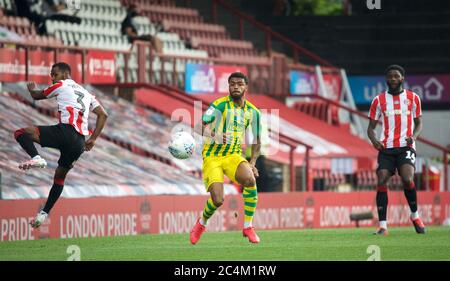 London, Großbritannien. Juni 2020. Darnell Furlong von W.B.A während des Sky Bet Championship-Spiels zwischen Brentford und West Bromwich Albion am 26. Juni 2020 im Griffin Park, London, England. Foto von Andrew Aleks/Prime Media Images. Kredit: Prime Media Images/Alamy Live Nachrichten Stockfoto