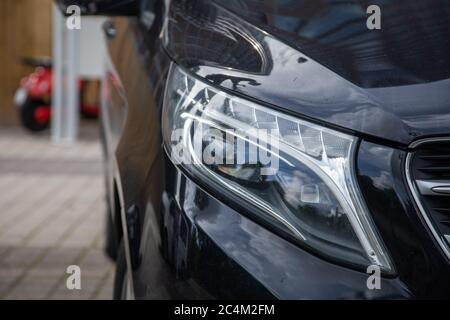 Nahaufnahme eines schwarzen Transporters Stockfoto