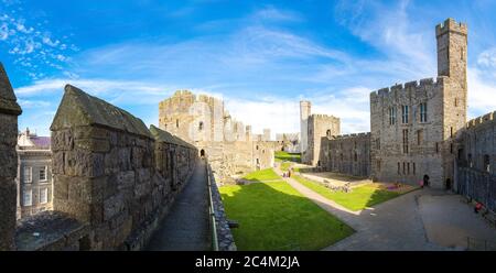 Caernarfon Castle in Wales an einem schönen Sommertag, Vereinigtes Königreich Stockfoto