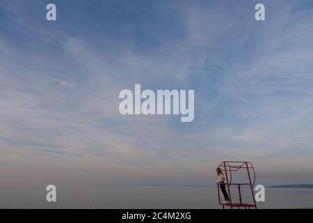 Ein Zeichen auf einem bewölkten Tag undefiniert Stockfoto