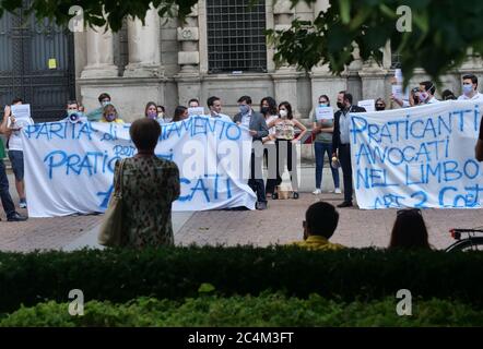 Mailand, Italien. Juni 2020. Piazza della Scala, der Protest der Praktizierenden Anwälte gegen die Regierung (Foto: Luca Ponti/Pacific Press) Quelle: Pacific Press Agency/Alamy Live News Stockfoto