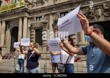 Mailand, Italien. Juni 2020. Piazza della Scala, der Protest der Praktizierenden Anwälte gegen die Regierung (Foto: Luca Ponti/Pacific Press) Quelle: Pacific Press Agency/Alamy Live News Stockfoto