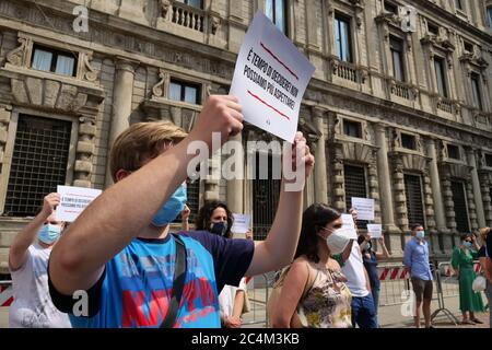 Mailand, Italien. Juni 2020. Piazza della Scala, der Protest der Praktizierenden Anwälte gegen die Regierung (Foto: Luca Ponti/Pacific Press) Quelle: Pacific Press Agency/Alamy Live News Stockfoto