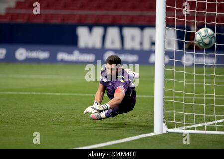 Madrid, Spanien. Juni 2020. Madrid, Spanien; 27/06/2020.- Fußball von La Liga Spiel 32, Atletico de Madrid gegen Alavez im Wanda Metropolitano Stadion, in Madrid Fernando Pacheco Alaves Torwart Endstand 2-1 Atletico de Madrid Sieger. Quelle: Juan Carlos Rojas/Picture Alliance/dpa/Alamy Live News Stockfoto