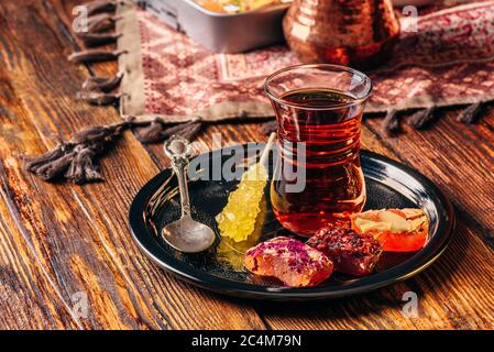 Tee in armudu mit Oriental Delight Stockfoto