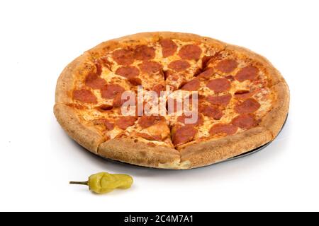 Eine frisch zubereitete Pepperoni und Käse Pizza auf einer Metallpfanne isoliert auf weiß Stockfoto