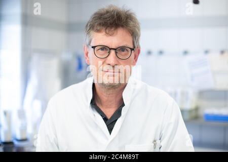 23. Juni 2020, Baden-Württemberg, Tübingen: Hans Bysmüller arbeitet in einem Labor in der Pathologischen Abteilung des Universitätsklinikums Tübingen. Seit dem Ausbruch des Coronavirus hat Bösmüller elf Menschen, die an sars CoV-2-Infektion gestorben sind, an der Obduktion getötet. Die Patienten waren zwischen 18 und 89 Jahre alt und die meisten von ihnen hatten frühere Krankheiten. (To dpa: 'Das Coronavirus kann den Darm lähmen') Foto: Tom Weller/dpa Stockfoto