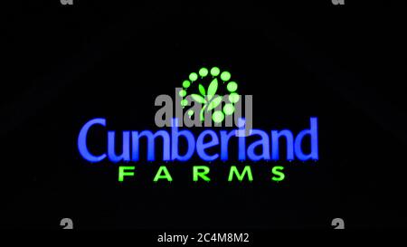 MIDDLETOWN, NY, USA - Apr 30, 2020: Ein Cumberland Farms Store Eingang Logo beleuchtet in der Nacht Stockfoto