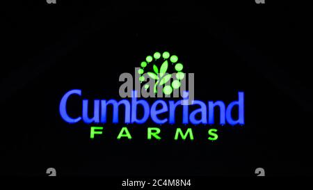 MIDDLETOWN, NY, USA - Apr 30, 2020: Ein Cumberland Farms Store Eingang Logo beleuchtet in der Nacht Stockfoto