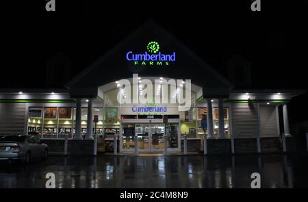 MIDDLETOWN, NY, USA - Apr 30, 2020: Eine Cumberland Farms Store Front erleuchtete nachts im Regen und verursachte Reflexionen aus dem Licht. Stockfoto