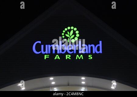 MIDDLETOWN, NY, USA - Apr 30, 2020: Ein Cumberland Farms Store Eingang Logo beleuchtet in der Nacht Stockfoto